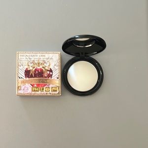 Pat McGrath under eye setting powder Light.